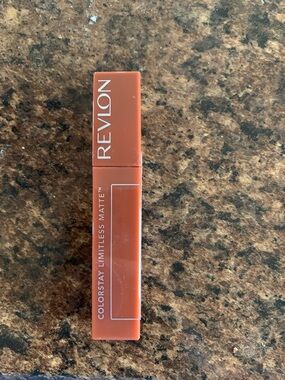 Revlon ColorStay Limitless Matte Liquid Lipstick — model behaviour